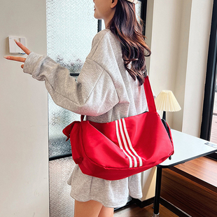 旅行化妆品收纳包便携式百搭休闲斜挎包女大容量吐司包旅游单肩包