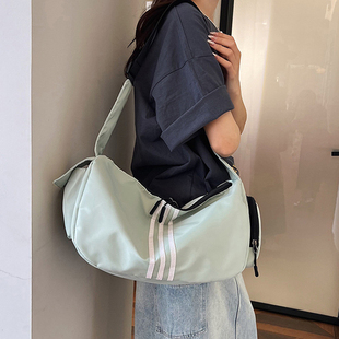 旅行化妆收纳包小号百搭休闲斜挎包男女大容量吐司包旅游单肩包