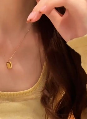 时尚金色方牌字母项链女简约气质高级感百搭小众设计感精美项链女
