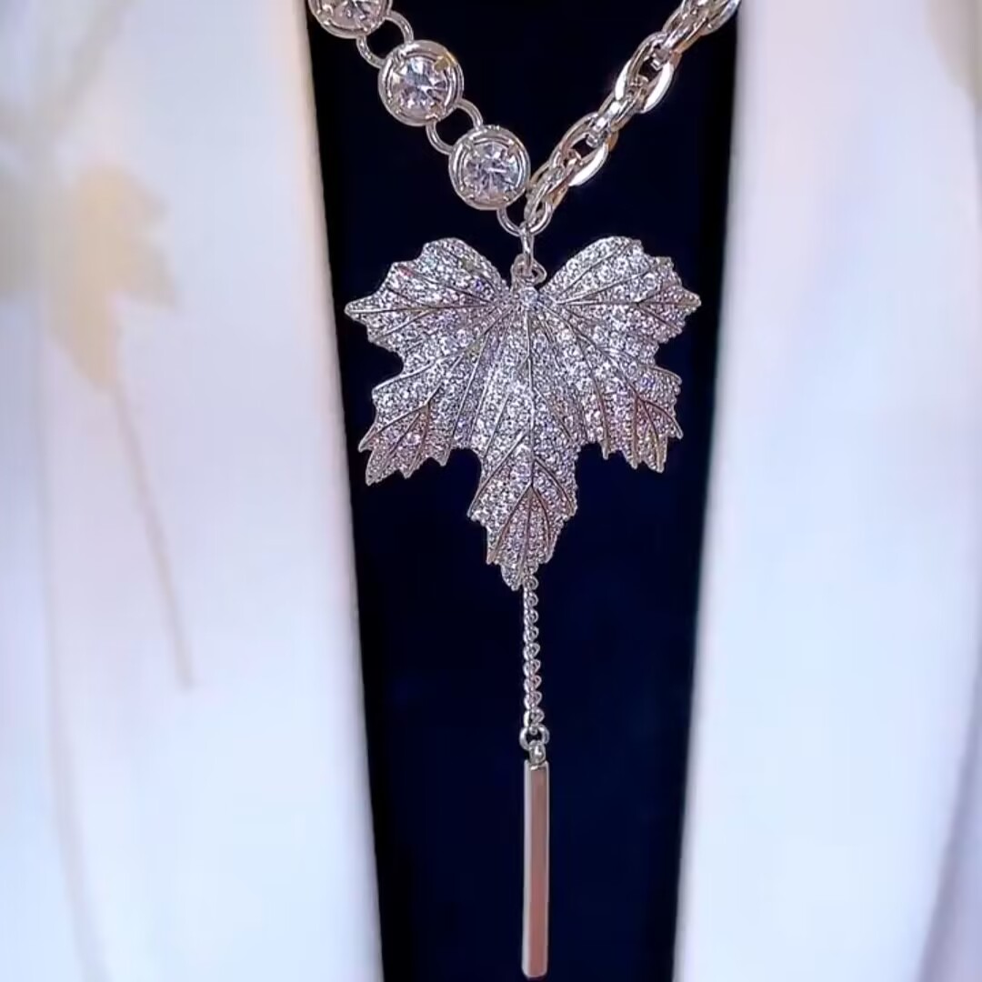 高级感银色枫叶毛衣链女网红轻奢小众设计秋冬装饰项链2022年新款