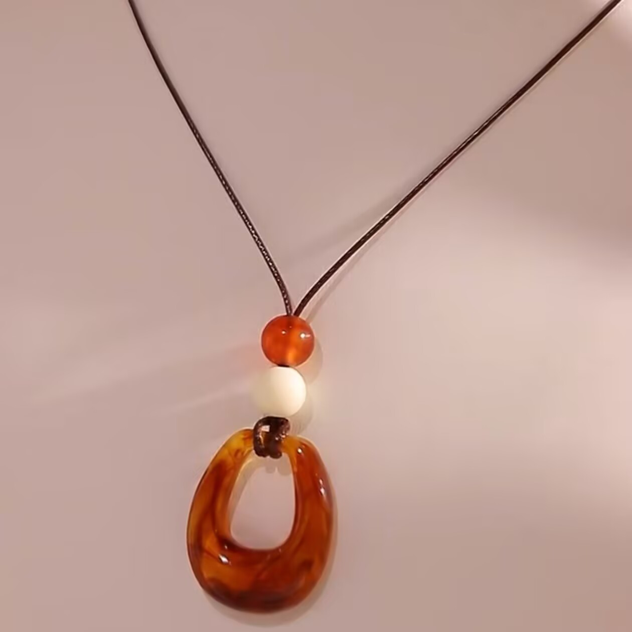 秋冬琥珀色圆形吊坠毛衣链女小众设计感精美爆款轻奢气质挂件配饰