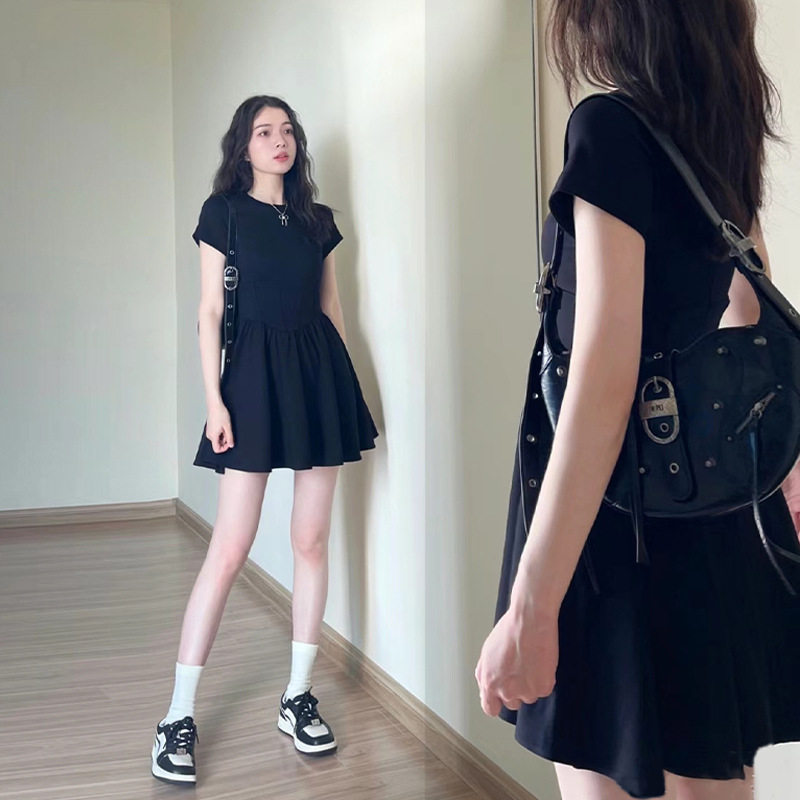 收腰小黑裙黑色连衣裙女