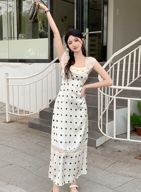 波点吊带连衣裙女夏2024新款拼接设计感小众圆领露背收腰显瘦长裙