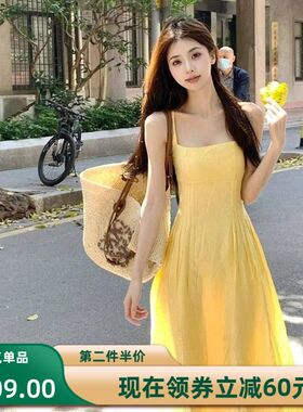 温柔风黄色吊带连衣裙子女夏季2024新款茶歇法式清新甜美桔梗长裙