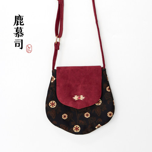 麂皮绒黑红宝相花花瓣包