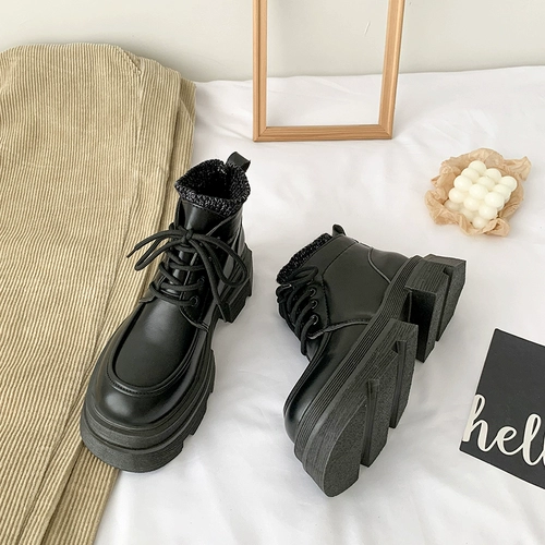 Martens, небольшие дизайнерские модные короткие сапоги в английском стиле на платформе, коллекция 2022, подходят для весны и осени, в британском стиле, тренд сезона, популярно в интернете