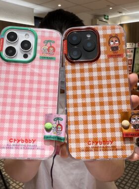 日本crybaby卡通格子哭娃适用苹果iPhone16ProMax手机壳15PM可爱外壳亚克力14pro软壳17pro保护套个性格纹i13