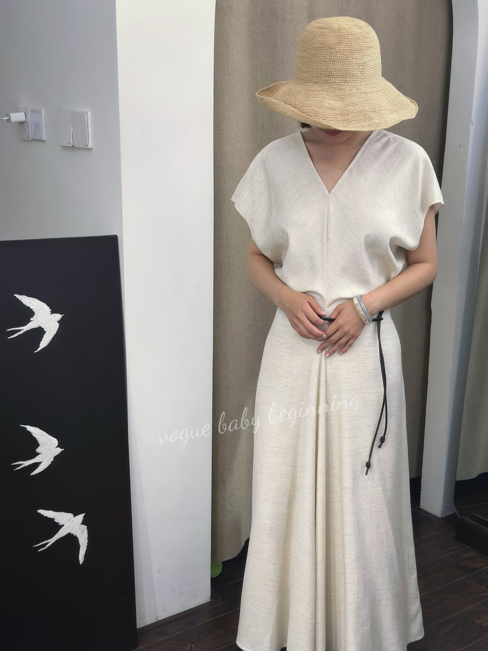 实体店精品女装2025夏季新款时尚V领亚麻无袖漏背连衣裙