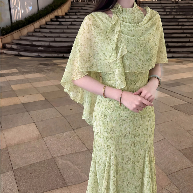 两件套2026夏季新款女设计感碎花披肩+挂脖领鱼尾连衣裙套装D5209
