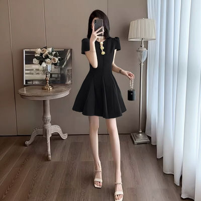 2026春夏季新款黑色法式高级感泡泡袖连衣裙小众设计短裙子D1939