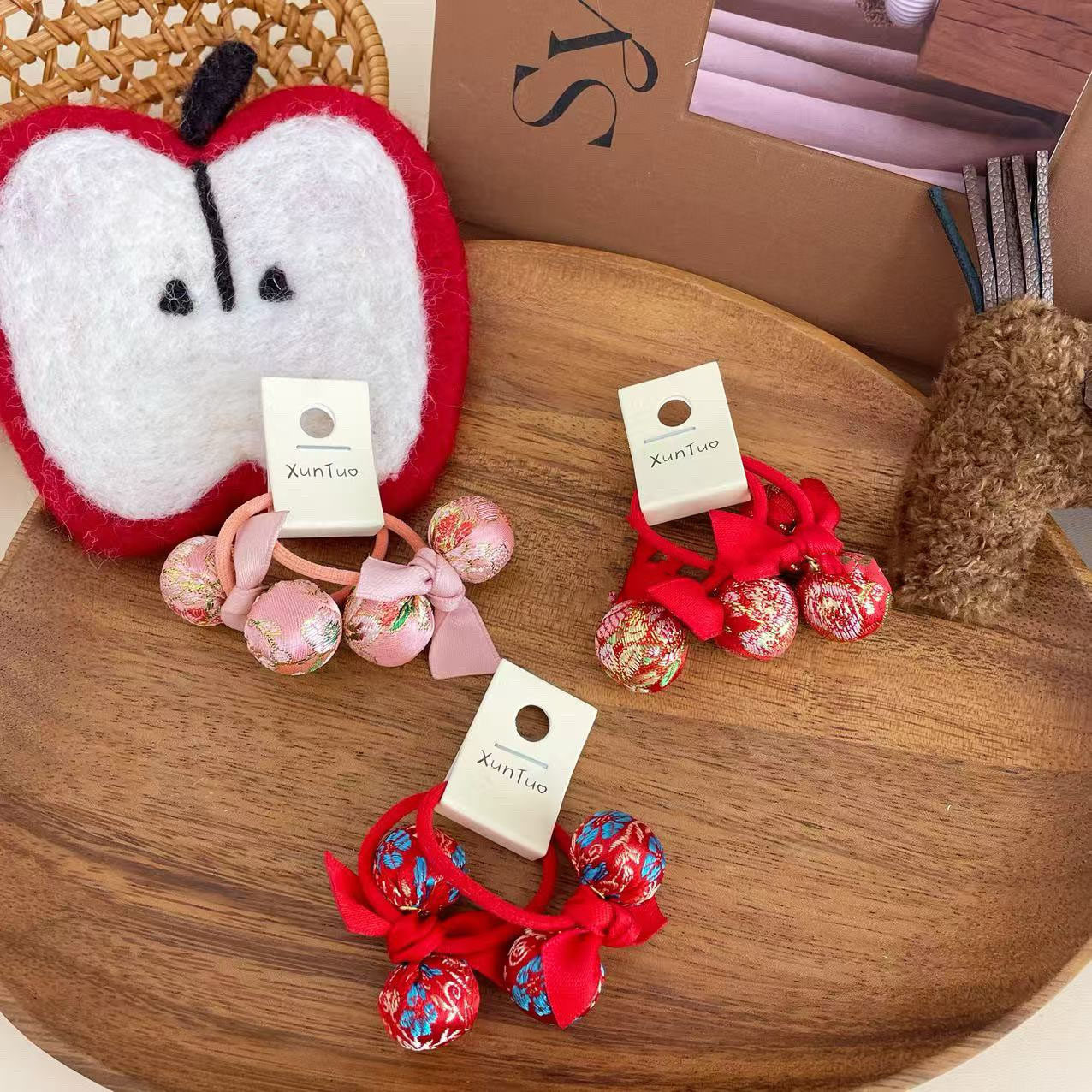 卷糖果儿童红色刺绣毛球发绳小女孩甜美不伤发女宝宝可爱皮筋发饰