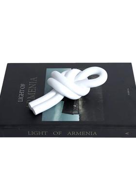 现代样板房售楼部抽象白色绳结摆件抽象几何扭曲打结玄关装饰