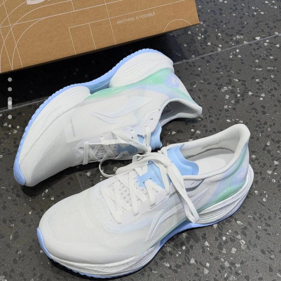 李宁超轻23䨻科技竞速跑鞋