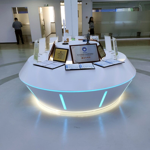 定制椭圆形烤漆展台展示柜科技感无人机陈列柜发光中岛展柜体验桌