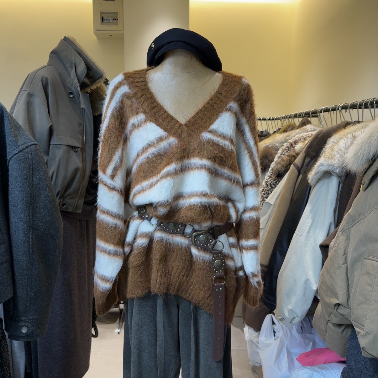 韩版时尚V领条纹撞色长袖毛衣