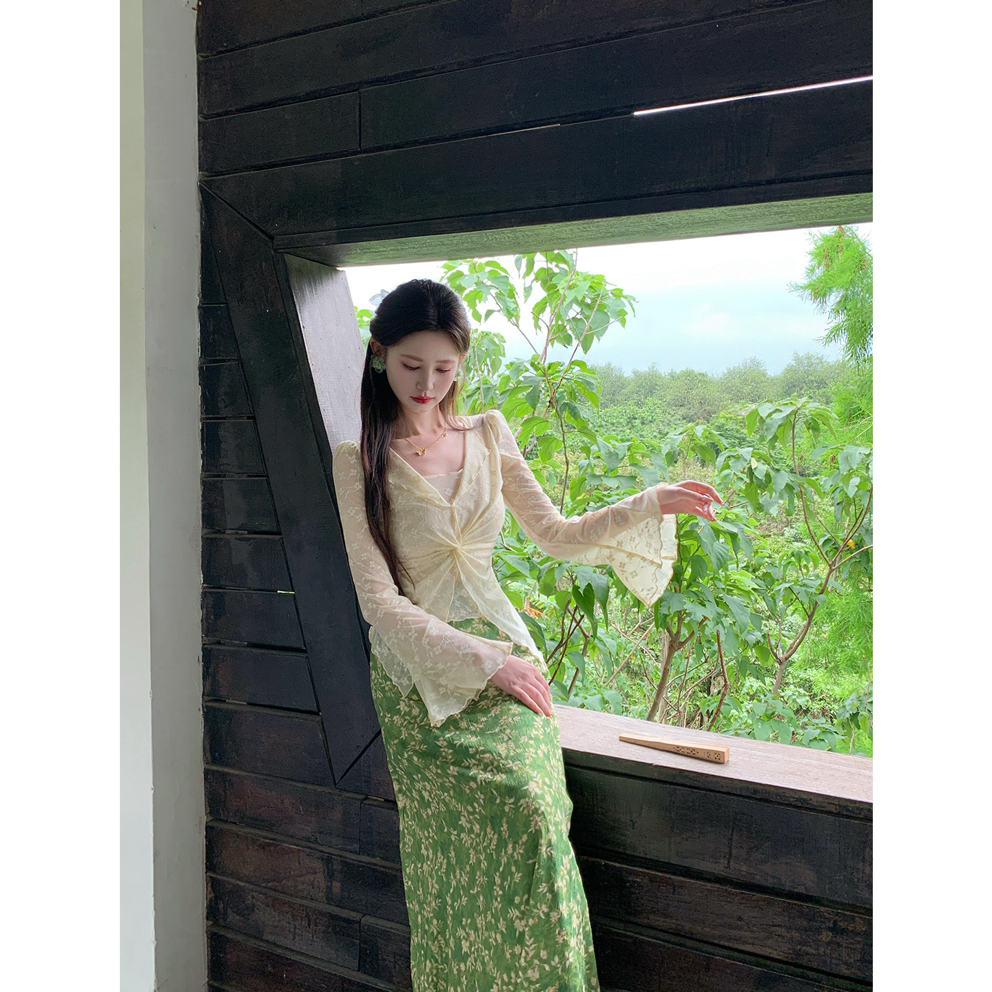 一生罗曼【青岚拂夏】法式复古蕾丝上衣女夏V领收腰喇短款小衫图片