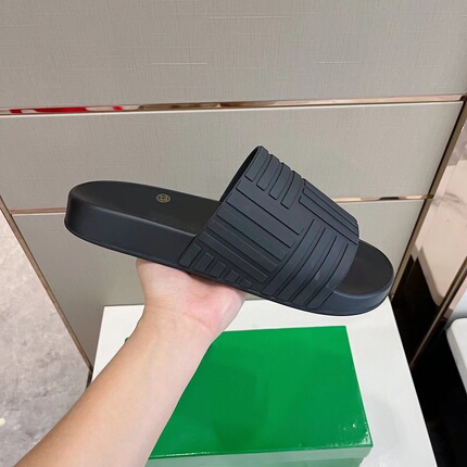 European-Style Slippers for Men, 2023 Summer New Model, Embossed Slide Sandals for Women, Foam Soft Sole, Lightweight Beach Sandals for Couples, Outdoor Wear
