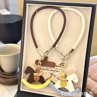 拓岚 小红薯同款超火网红博主推荐2026马年新年情侣高颜值百搭手机挂绳皮质摇摇马吊坠挂件耳机手提配饰男女