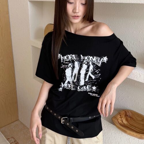 LCSTUDIO美式复古印花斜肩短袖T恤女黑色宽松露肩休闲百搭上衣