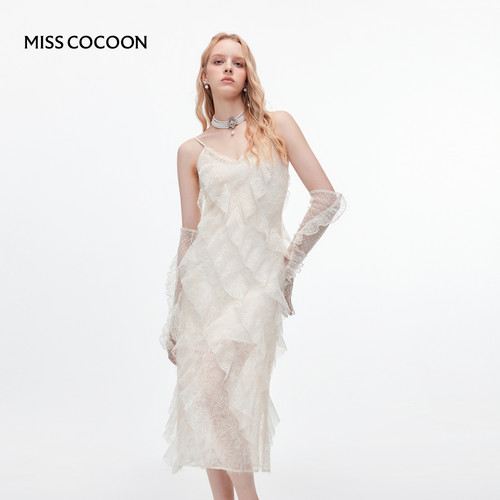 MISSCOCOON可可尼白色吊带裙女2025冬季新款V领蕾丝荷叶边连衣裙