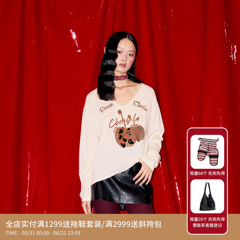 REVAN芮范樱桃系列甜酷樱桃豹纹米白毛衫RM90601305