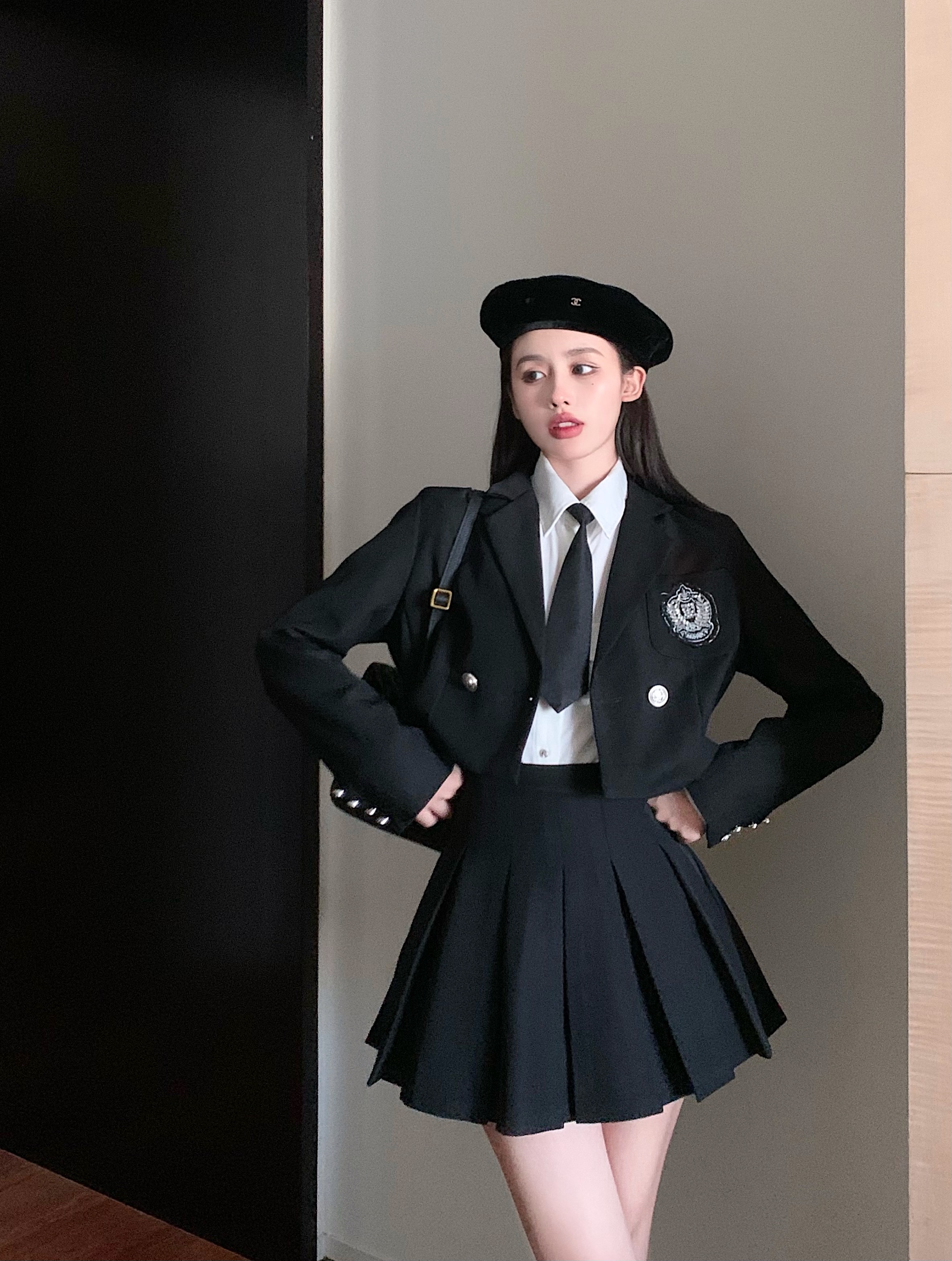 学院风白色衬衫套装女秋季新款英伦短款西装外套百褶半身裙三件套
