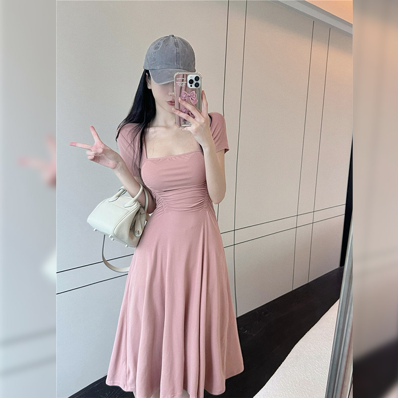 法式气质粉色方领连衣裙子女夏季2026新款别致甜辣收腰显瘦秋冬季