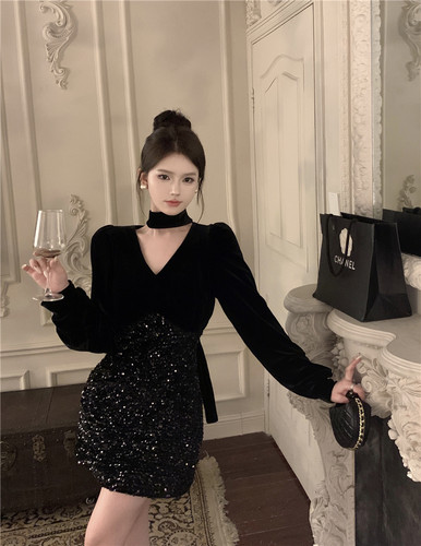 v领气质秋冬黑色连衣裙女