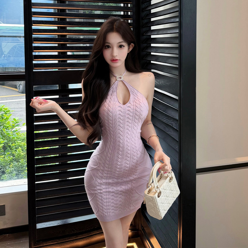 纯欲挂脖针织包臀连衣裙