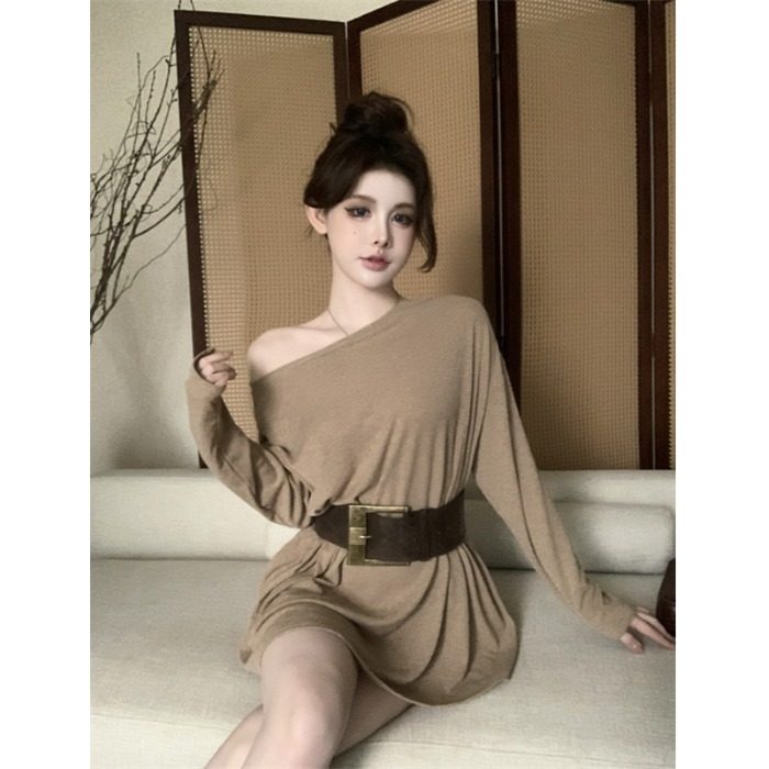 新款慵懒风露肩小心机长袖收腰修身显瘦短款连衣裙+特色宽款皮带