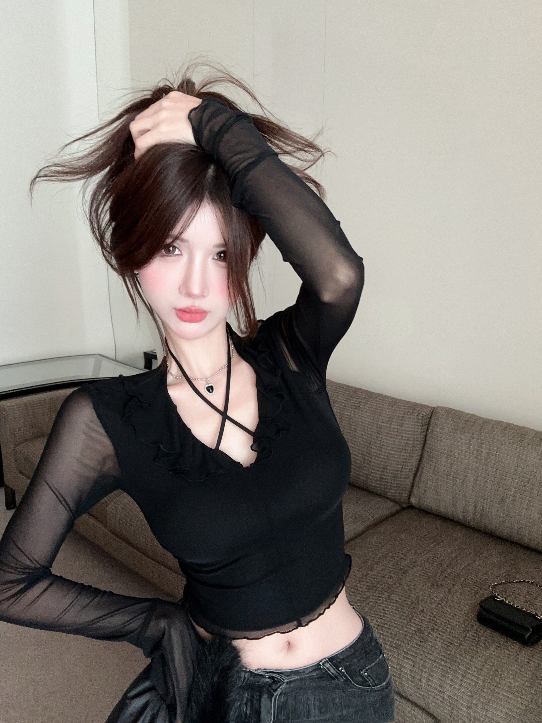 荷叶边网纱V领黑色t恤女装2026春季新款修身显瘦长袖短款辣妹上衣