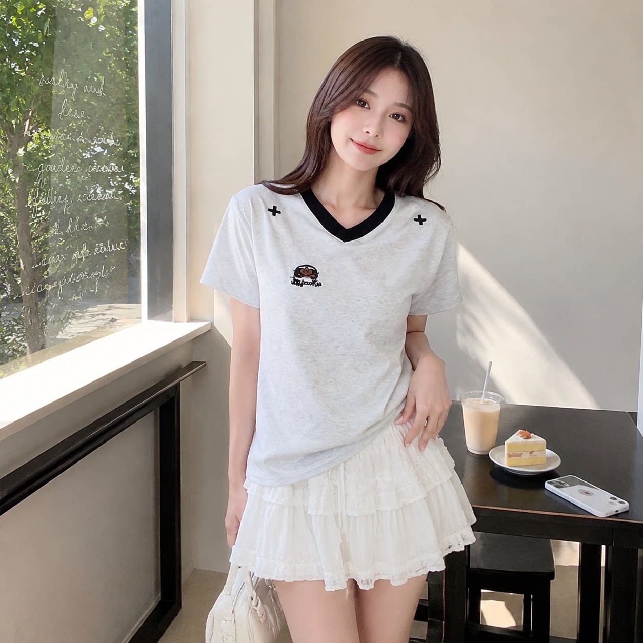 V领撞色刺绣宽松短袖T恤女