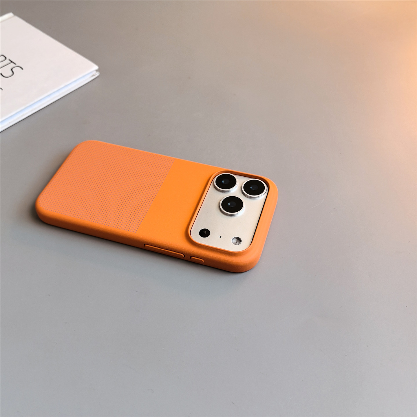 橙色岩砂磁吸适用苹果17手机壳磨砂16Pro硬15pro简约16高级感iPhone15防摔新款17pro全包16promax男女超火