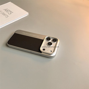 黑色相机款贴皮适用苹果17手机壳硬壳17Promax磨砂15pro简约16高级感iPhone15防摔14新款全包16pro男女超好看