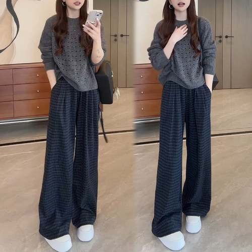 巨好看的早春套装女2026新款圆领粉色镂空长袖针织衫休闲裤两件套