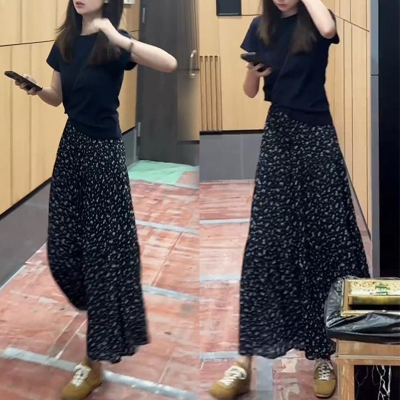 黑色t恤上衣碎花半身裙两件套女