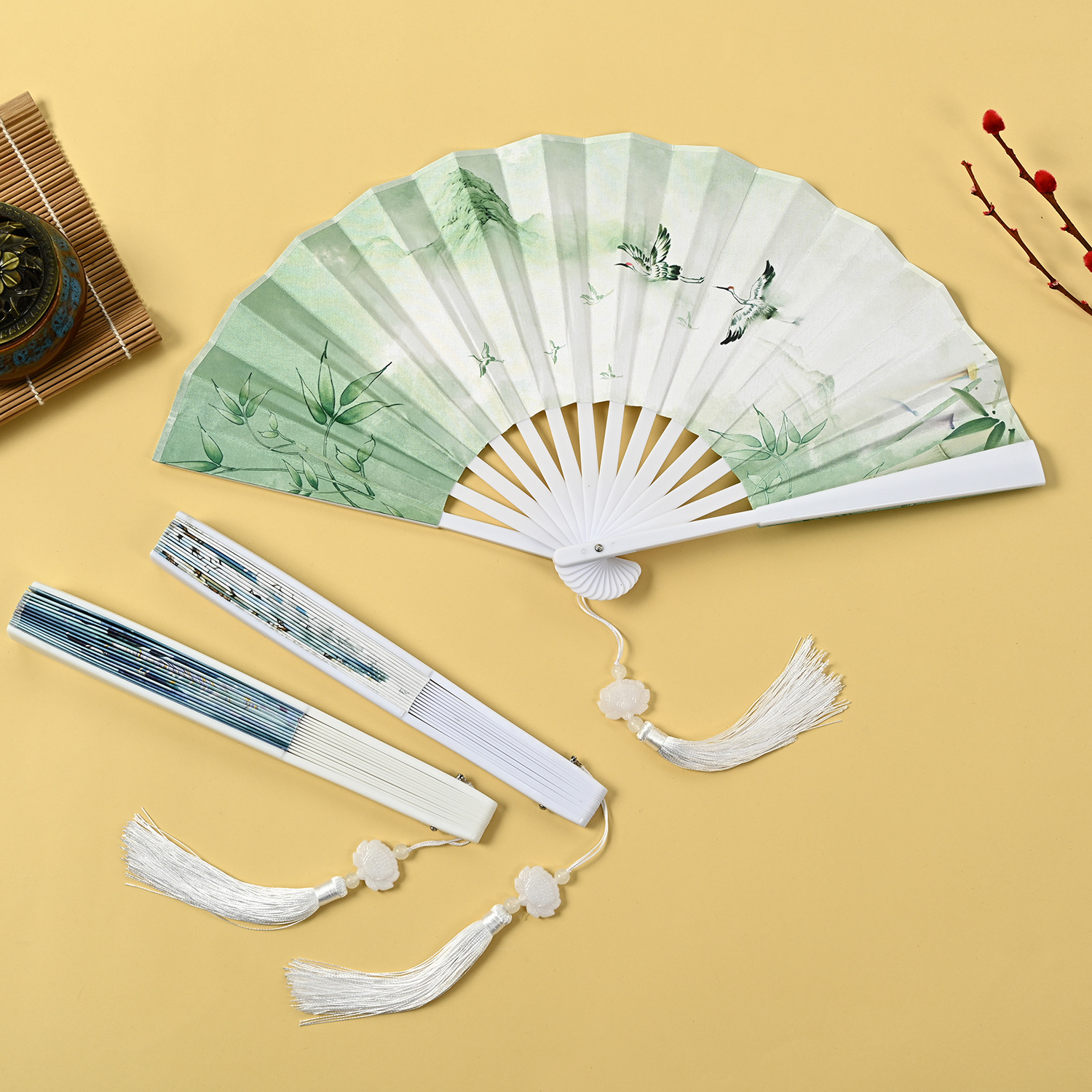 中国风8寸塑料扇带流苏吊坠古风霸气折扇可携式男汉服舞蹈绢布扇