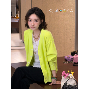 佟小白TXB 修身荧光绿V领棉质横织肌理感纽扣针织开衫上衣外套女