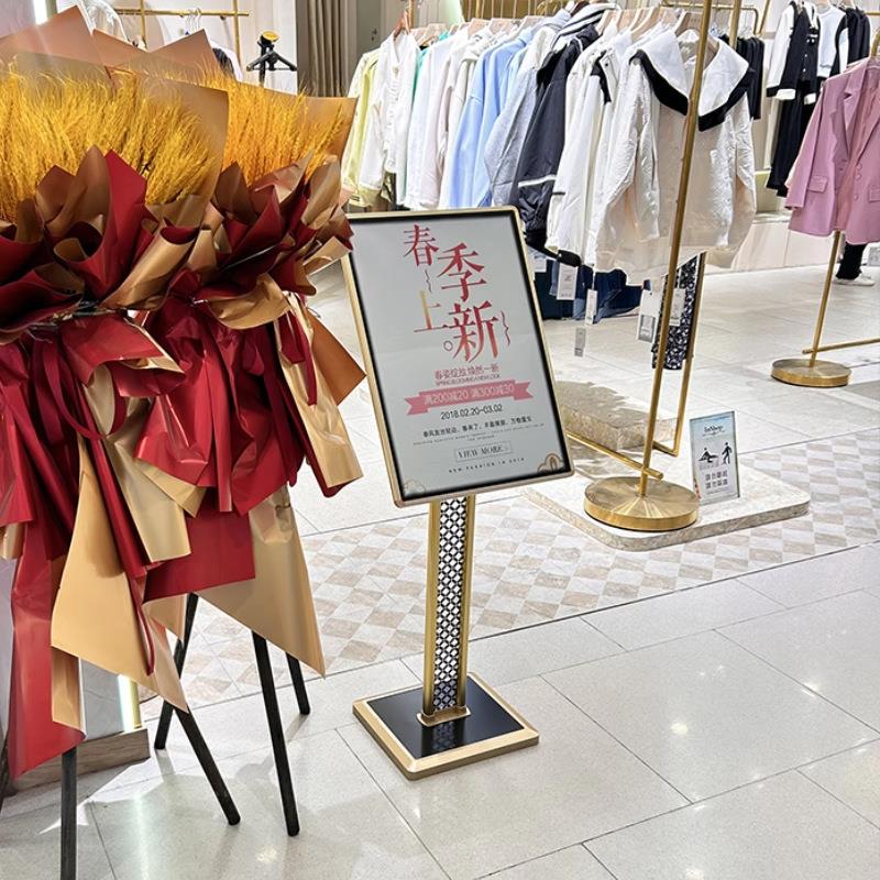 金色指示牌导牌向水牌立式广告牌海展示架落地式酒佐致(收店商场