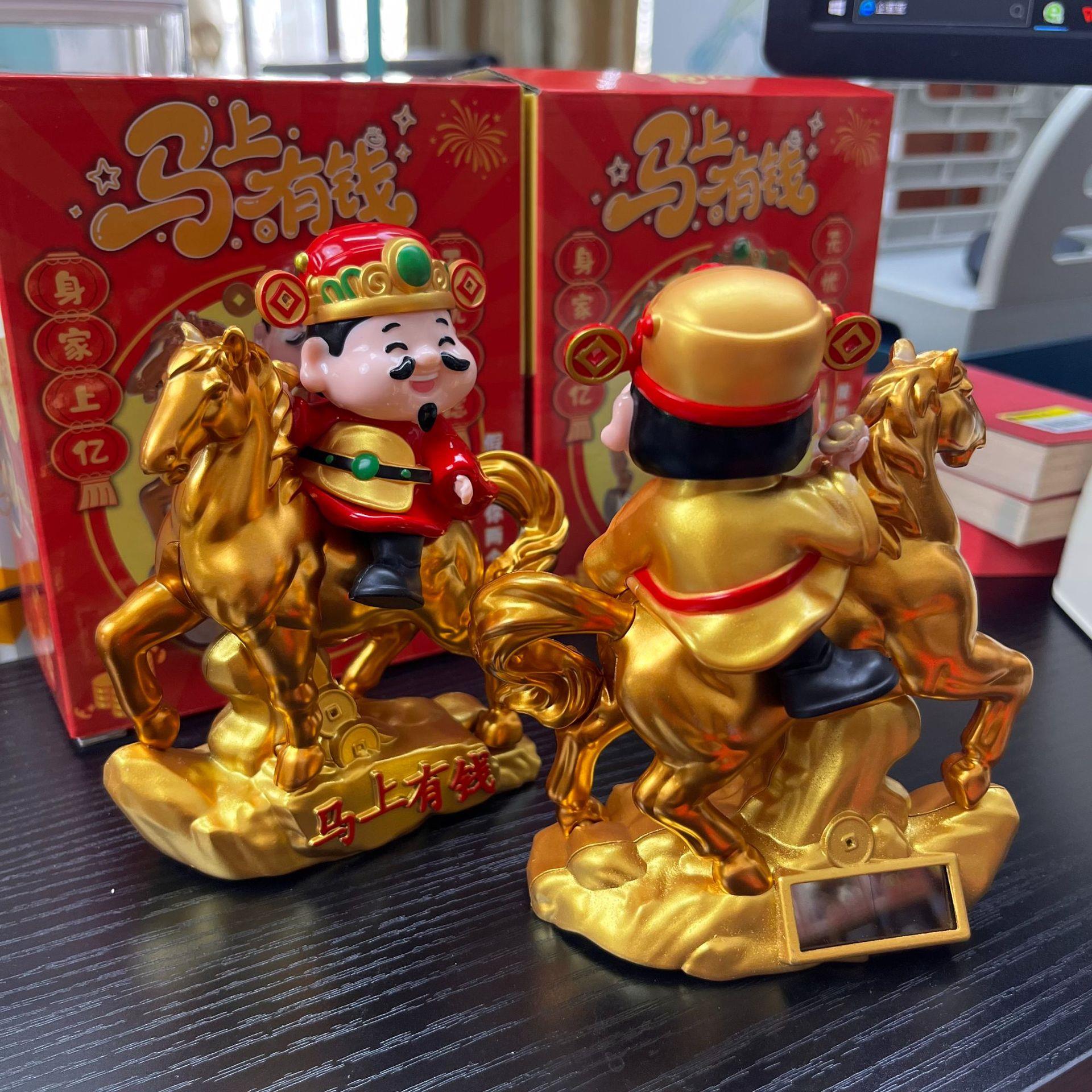 年太阳能迷你招财猫车小和尚财神笑佛摇手点头小摆马件熊猫载鸡马
