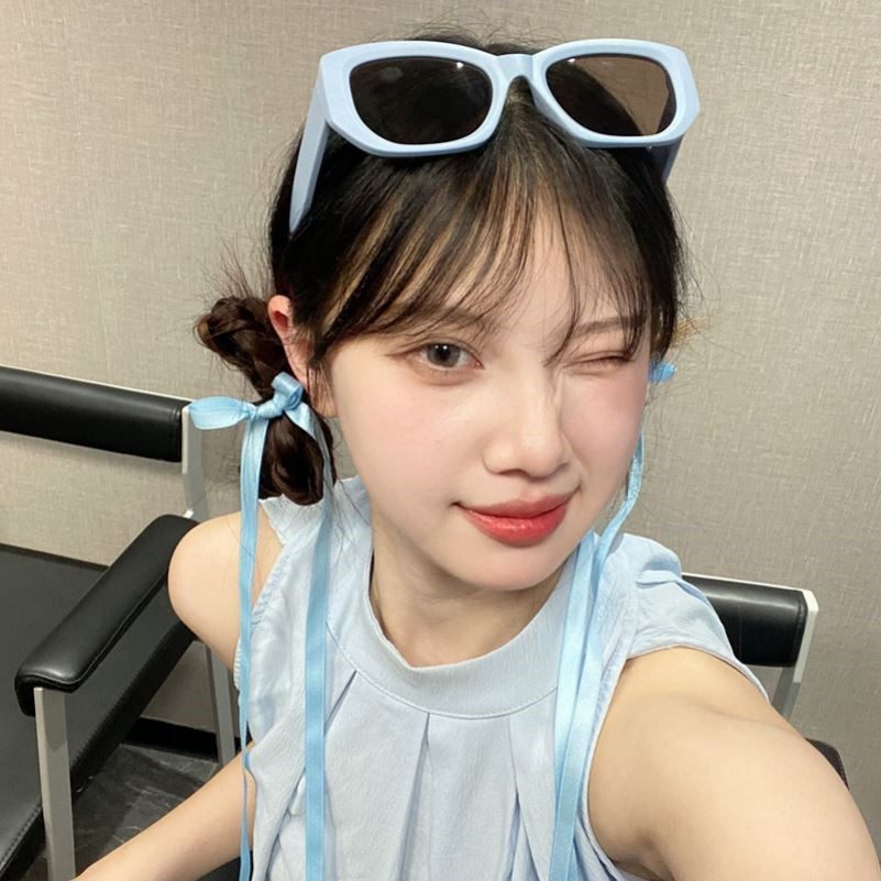Y2K复古蓝色方形墨镜女2024新款多巴胺风圆脸拍照太阳眼镜感