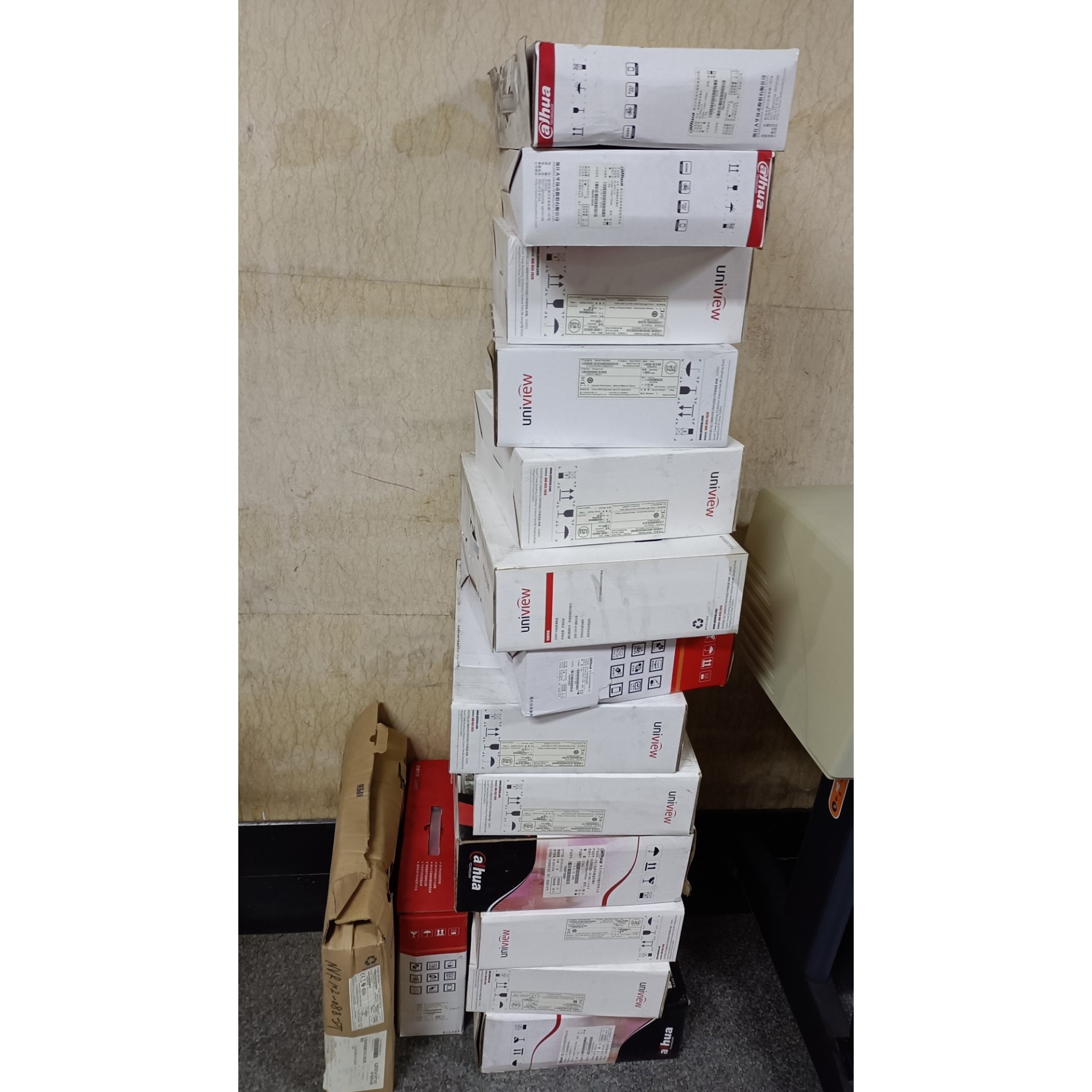 客服在线:nvr102-04e-dt宇视硬盘录像机全新正品,八路硬盘录【议