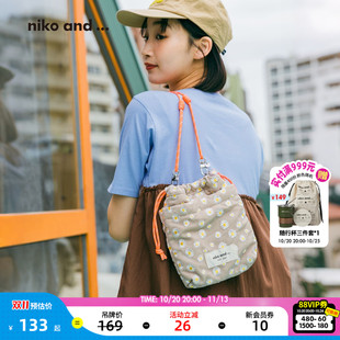 niko and ... 包袋2026新款日常休闲抽绳花纹束口挎包672550