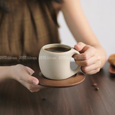 复古粗陶弯月咖啡杯带木碟精致简约高级感新中式带把陶瓷杯220ml