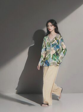 今年流行的2024夏季亲肤飘逸唯美浪漫水彩印花真丝双绉V领衬衫 特