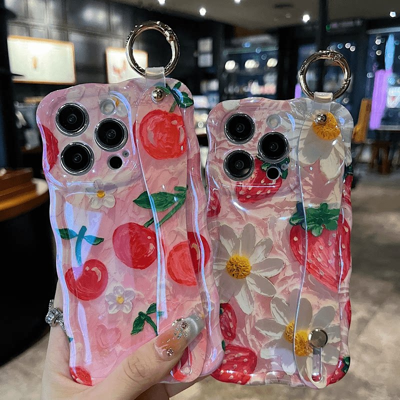适用苹果系列iPhone15新款壳14promax女款蓝光扭扭边懒人腕带支架甜美草莓14pro/13/12pro透气全包网红保护套