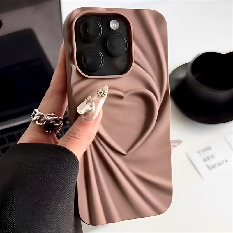 棕色皱褶爱心适用iphone15pro苹果14手机壳11立体12pro小众13promax全包防摔硅胶保护套秋冬女时尚轻奢高级感