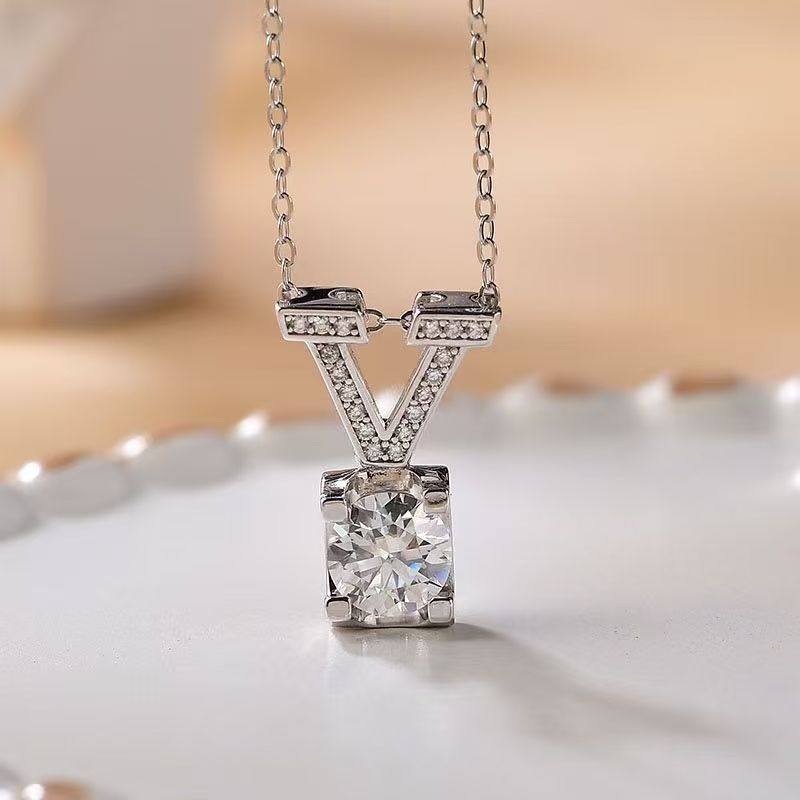简约气质新款D色莫桑石PT950铂金几何字母V形牛头项链锁骨链女款