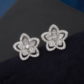 18K白金梅花五角星耳钩镶嵌进口莫桑钻星星耳钉甜美女生气质款 式