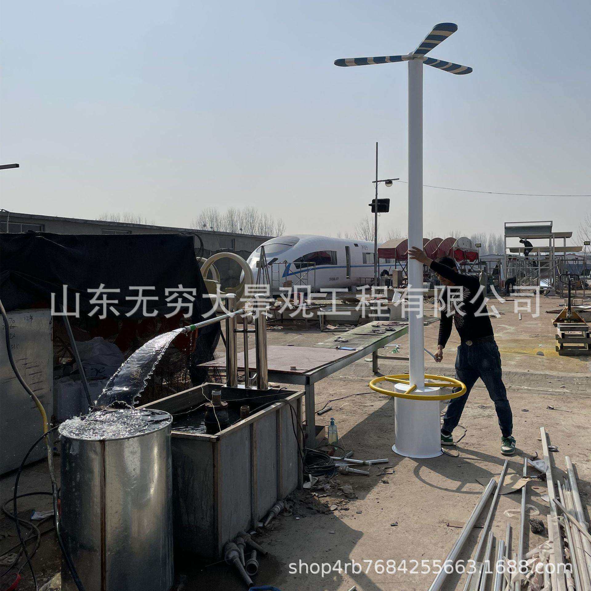 无动力手摇转动出水风车不锈钢材质户外大型成人娱乐竞速互动道具